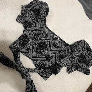 Cropped woman’s shirt